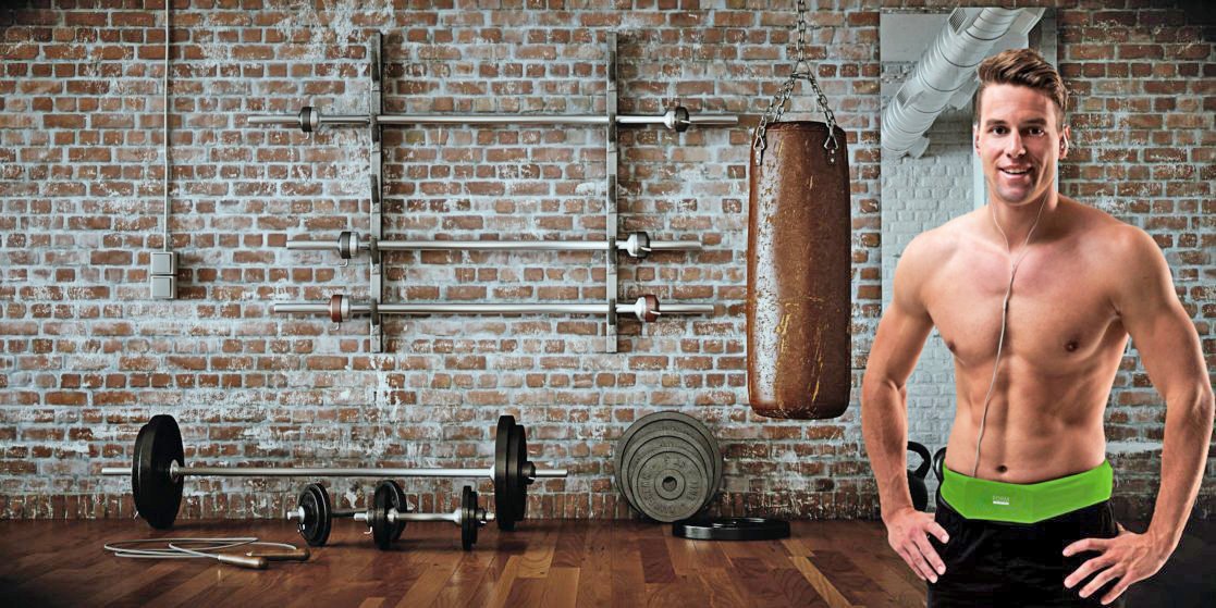 Handy im Fitnesstudio Männer