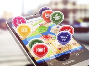 Wie diese 19 Apps deinen Urlaub bereichern 1 Mobile GPS navigation concept. Smartphone and application with restaurants, cinema, markets. 3d illustration